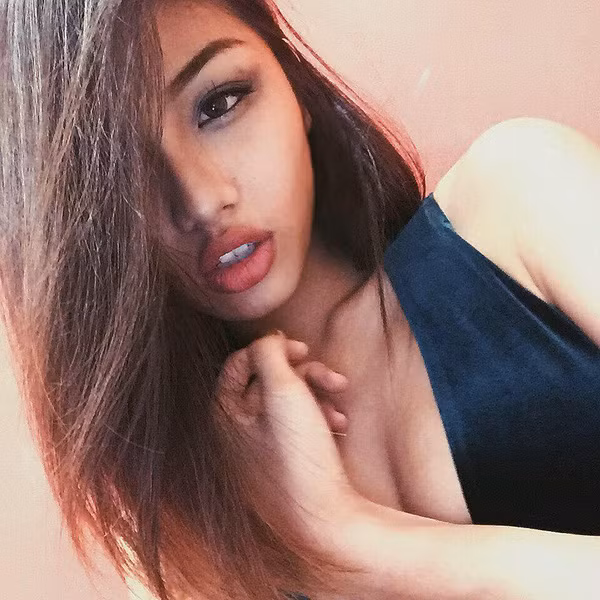 Mặc dù khá bận bịu với lịch học và thực tập, thế nhưng Bảo Ngọc vẫn duy trì đam mê với những shot hình thời trang của mình.