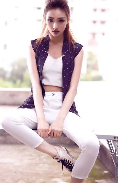 Trên trang cá nhân của mình, Bảo Ngọc chia sẻ rằng bản thân cô không phù hợp với vẻ đẹp da trắng, ngây thơ nên đã chủ động định hình theo phong cách quyến rũ đặc trưng của những cô gái đến từ Nam Mỹ.