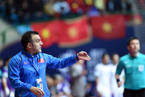 HLV Bruno cũng không quên những người cộng sự của mình tại ĐT Futsal Việt Nam cũng như tại CLB Thái Sơn Nam trước đây. Nhờ có họ mà ông có thể truyền đạt chính xác, nhanh nhất đến tất cả các cầu thủ.