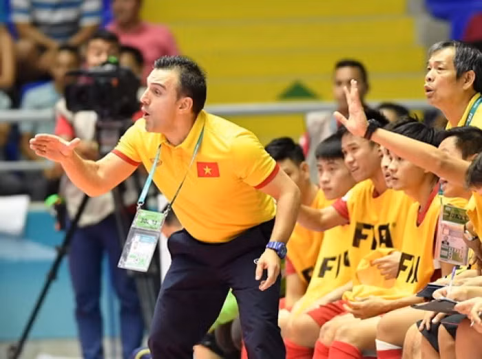 Ở cấp CLB, nhà cầm quân người Tây Ban Nha dẫn dắt Thái Sơn Nam giành HCĐ giải Futsal các CLB vô địch châu Á 2015. Ngoài ra, ông còn giúp Thái Sơn Nam giành ngôi á quân giải Futsal các CLB vô địch Đông Nam Á 2016.