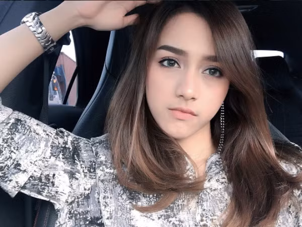 Không cầu kỳ make up, nhưng có lẽ với gương mặt xinh đẹp Benazit Pianrak vẫn trở thành tâm điểm chú ý của cư dân mạng