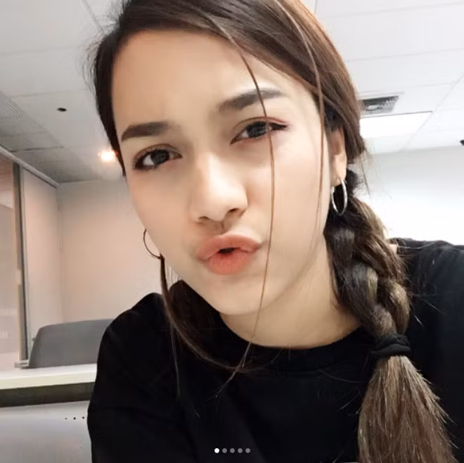 Những hình ảnh chu môi, vẹo má dễ thương của cô gái xinh đẹp Benazit Pianrak đã khiến không ít chàng trai phải thầm thương trộm nhớ/