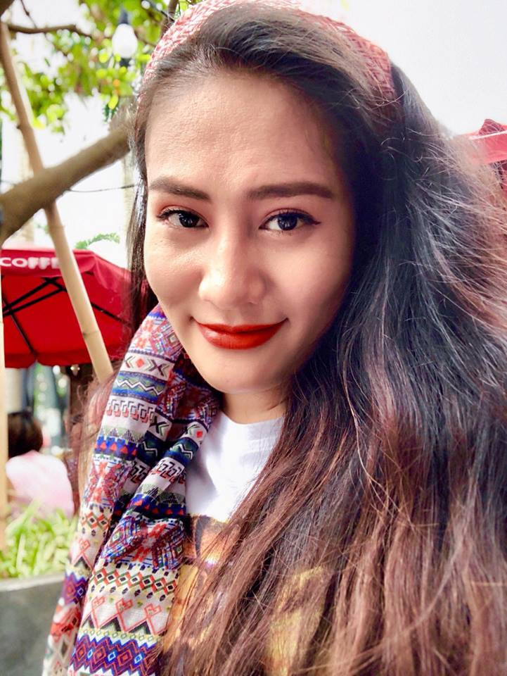 "Sẵn việc đang cầm chiếc điện thoại trên tay mình nảy ra ý nghĩ, chụp một cái ảnh tự sướng để khoe bạn bè rằng mình may mắn được đón cơn mưa "vàng" của Hà Nội, nói là làm, sẵn chiếc smartphone mình chụp ảnh selfie. Thực hiện xong, mình ung dung về nhà và khi mở mạng xã hội ra, thì Chúa ơi! bạn bè gắn thẻ mình vào bài viết của các fanpage với các câu hỏi gần như tương tự "có phải mày không hả con dồ"?" - Minh Cúc chia sẻ tiếp.