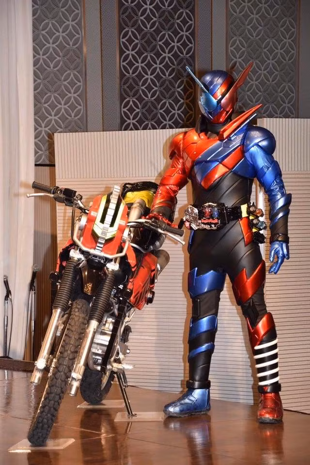 Hầu hết mọi người đều cho rằng anh chàng với niềm đam mê siêu nhân này vô cùng thú vị và giúp họ nhớ đến tuổi thơ của mình. Một số khác dành lời khen cho sự khéo tay và sự sáng tạo của chàng trai.