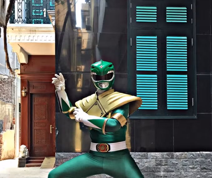 Xuất phát từ Facebook có tên Đỗ Đức Mười, những bức ảnh về siêu nhân khiến dân mạng phát sốt. Trong tất cả bộ ảnh của mình, chàng trai 9X Hà thành này đã khoác lên mình lần lượt từng bộ quần áo do chính tay mình thiết kế.