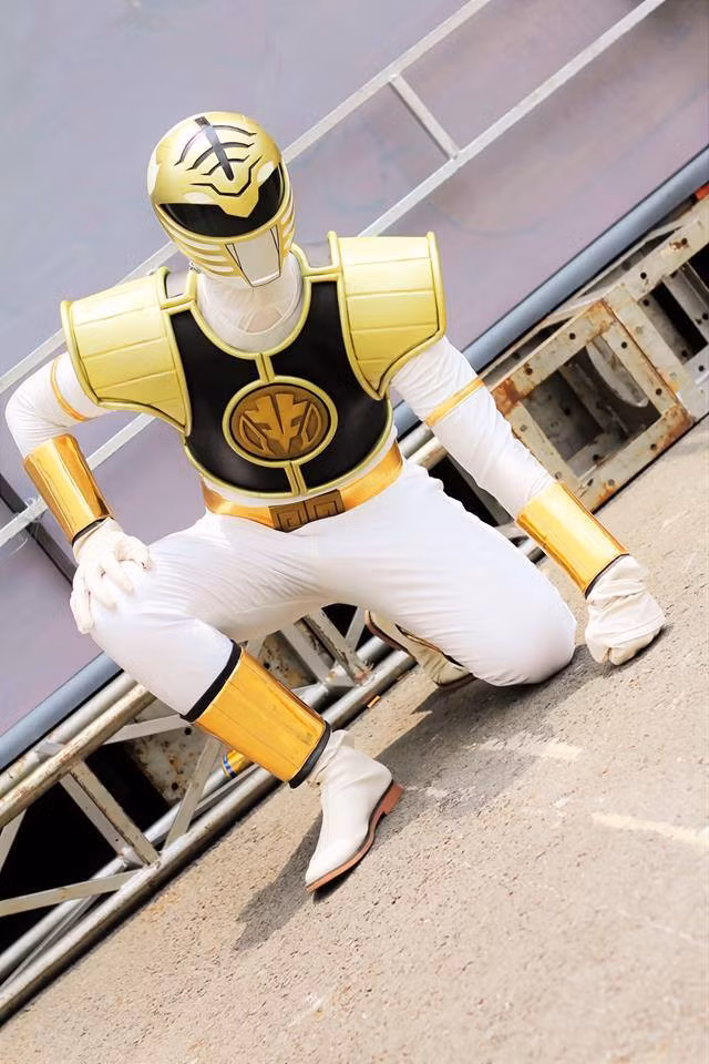 Được biết, anh chàng Đức Mười sở hữu một bộ sưu tập trang phục siêu nhân đồ sộ. Để thõa mãn niềm đam mê của mình, anh bạn 9X này luôn tìm tòi, học hỏi, tự mình tạo ra những bộ giáp rồi tự mình tập luyện sao cho giống với siêu nhân nhất có thể.