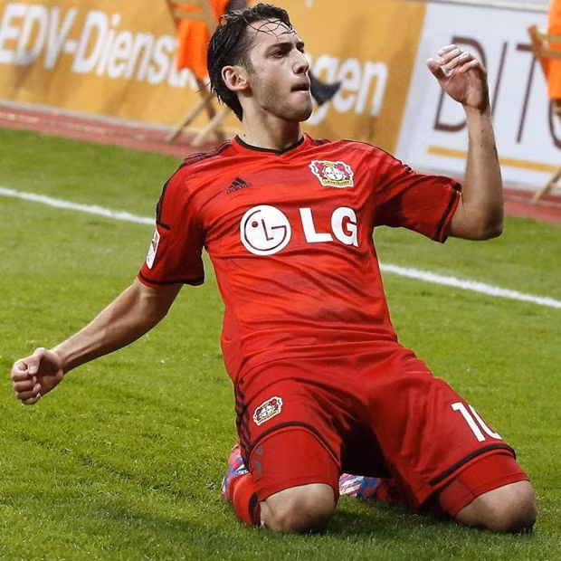 Hakan Calhanoglu (Bayer Leverkusen) là cầu thủ đầu tiên được tờ Four Four Two xếp vào đội hình 11 chân sút phạt tốt nhất bóng đá châu Âu. Cầu thủ người Thổ Nhĩ Kỳ này đã có 11 bàn thắng sau 75 trận đã đấu và cứ trung bình là 6,8 bàn/trận.