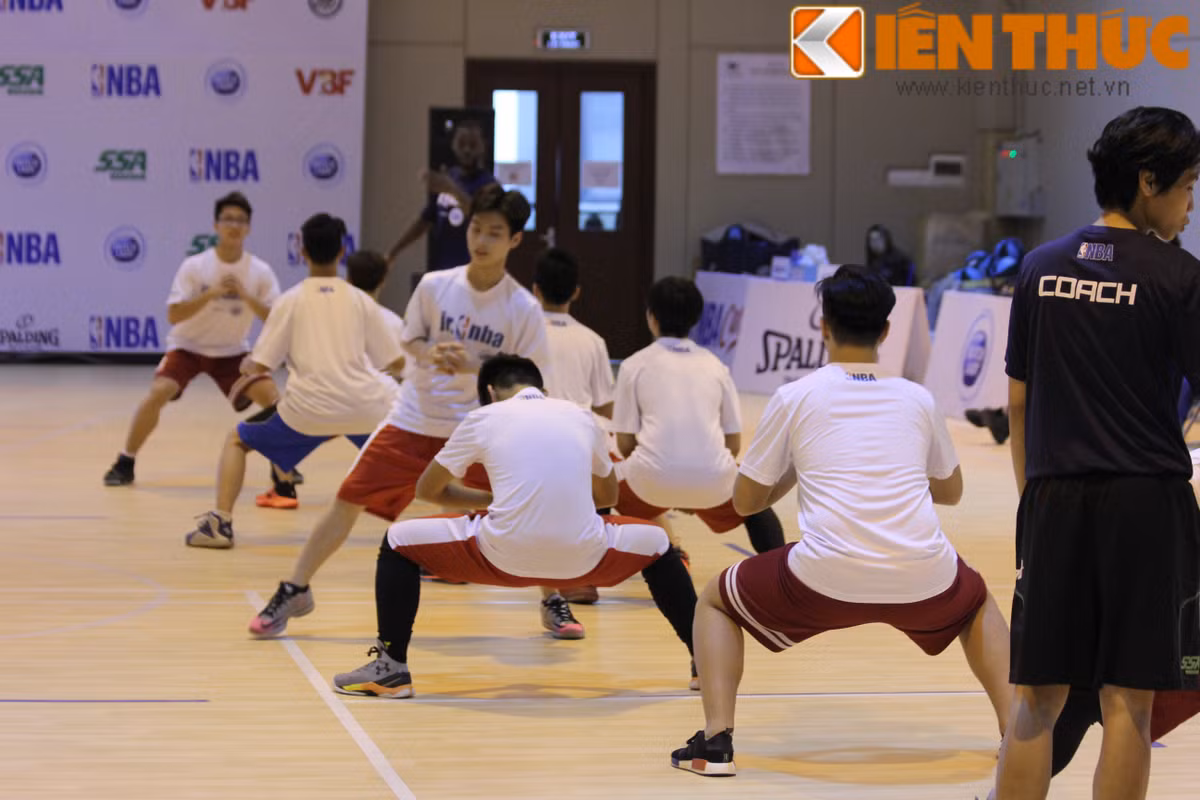 Mở đầu bài học, các bạn trẻ Thủ đô được HLV đến từ Mỹ giới thiệu cho những bài khởi động của các VĐV chuyên nghiệp.