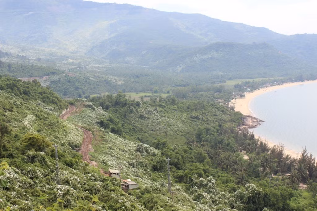 Thời gian gần đây, nhiều dân phượt đã chọn làng Vân là điểm đến cho mình để tham quan và khám phá cuộc sống con người nơi đây. Vẻ đẹp hoang sơ của làng Vân chính là đặc điểm hút dân phượt nhất.