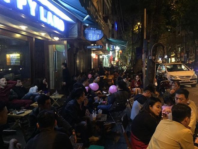 Hình ảnh được ghi lại tại một quán cafe tại Nguyễn Hữu Huân dịp cuối tuần, các bạn trẻ ngồi hút bóng cười khá thoải mái.