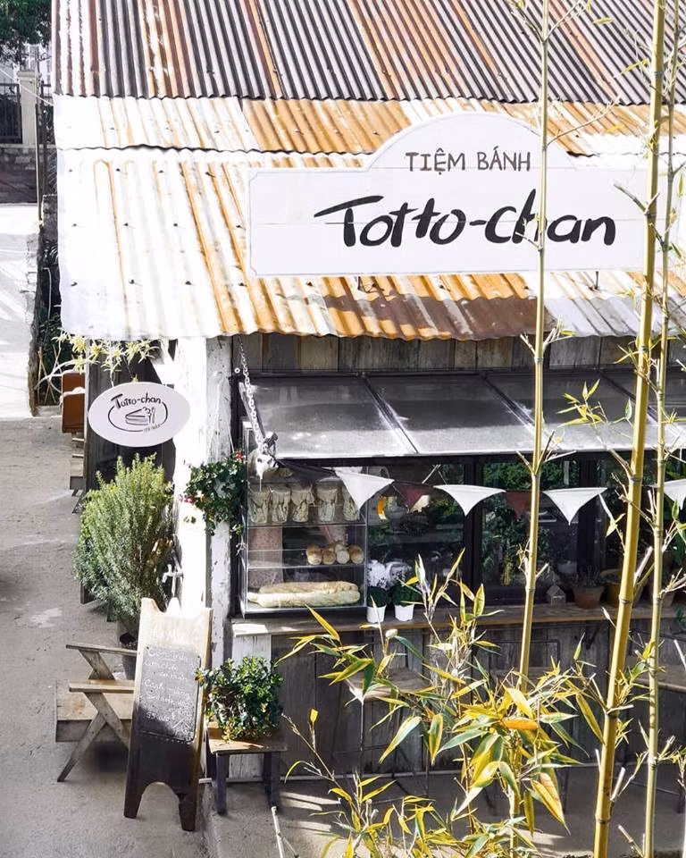 Tiệm bánh Totto-chan với tấm bảng hiệu dễ thương khiến người ta liên tưởng ngay đến câu chuyện ''Totto-chan ngồi bên cửa sổ''. Trong khi đó, tạp hóa Lem lại mang tông màu xanh biển mát mắt, bán những món đồ dùng lặt vặt, độc đáo.