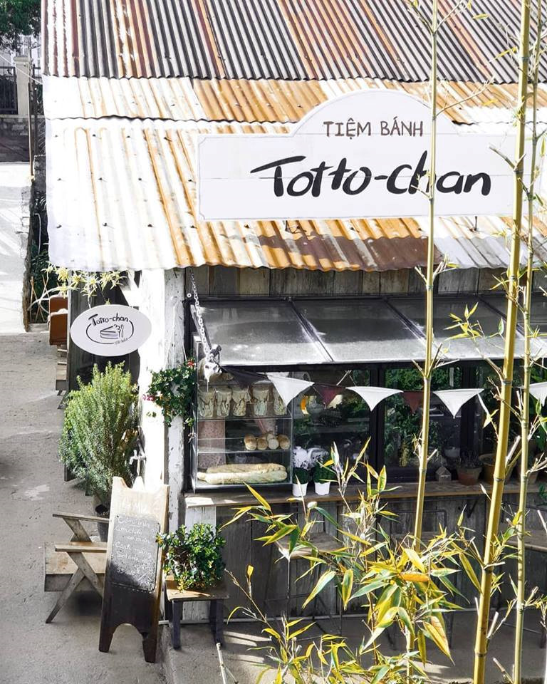 Tiệm bánh Totto-chan với tấm bảng hiệu dễ thương khiến người ta liên tưởng ngay đến câu chuyện ''Totto-chan ngồi bên cửa sổ''. Trong khi đó, tạp hóa Lem lại mang tông màu xanh biển mát mắt, bán những món đồ dùng lặt vặt, độc đáo.