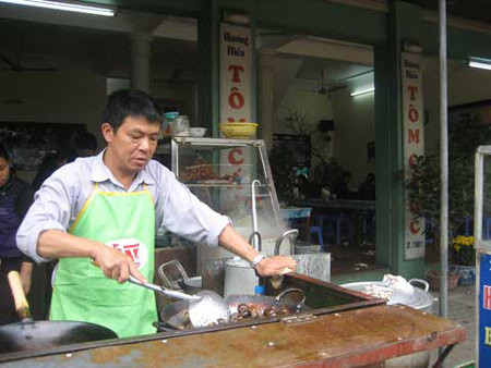 Còn tại địa điểm thu hút người dân đi lễ đầu năm đông như phủ Tây Hồ, các hàng ăn bán hàng "sướng tay", các chủ cửa hàng tại đây ngay từ đầu đã được cơ quan chức năng của phường quán triệt không được bán phá giá, chặt chém khách gây mất trật tự trị an.