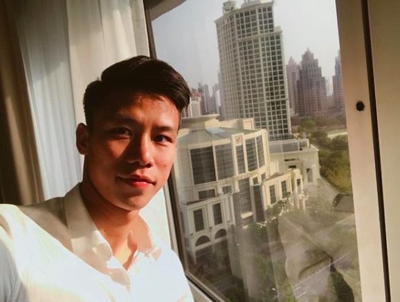 Sau thời gian bận chuyện gia đình và không lên tuyển, Quế Ngọc Hải dần bị quên lãng. Phải đến khi được đá chính trong trận Việt Nam - Jordan thì fan girl mới tiếc hùi hụi là hóa ra lâu nay ngoài các cầu thủ U23 Việt Nam, mình đã bỏ lỡ một "cực phẩm".