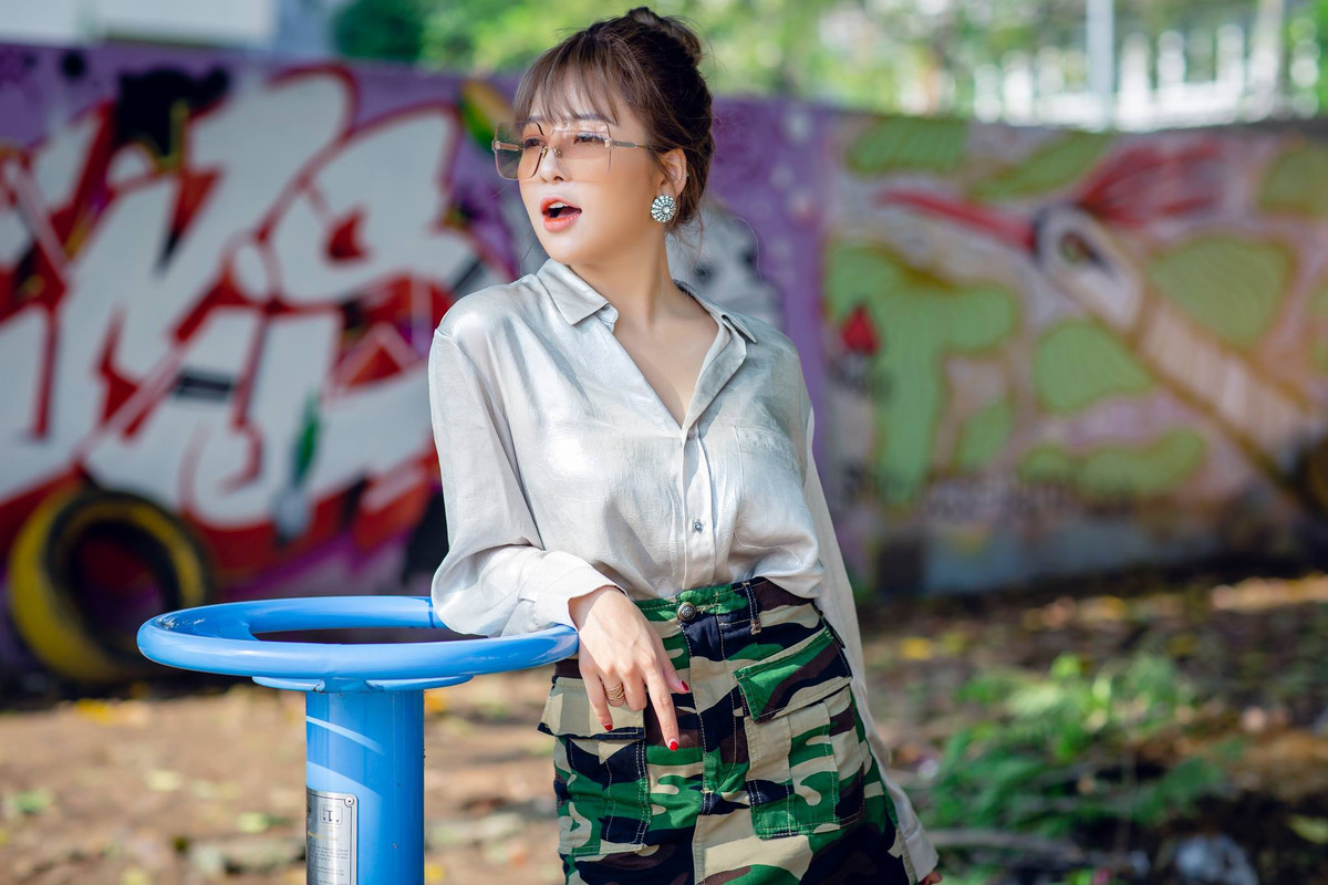 Khác với vẻ đẹp gợi cảm, nóng bỏng thường ngày, Trâm Anh trong bộ ảnh này được khen cá tính và năng động.