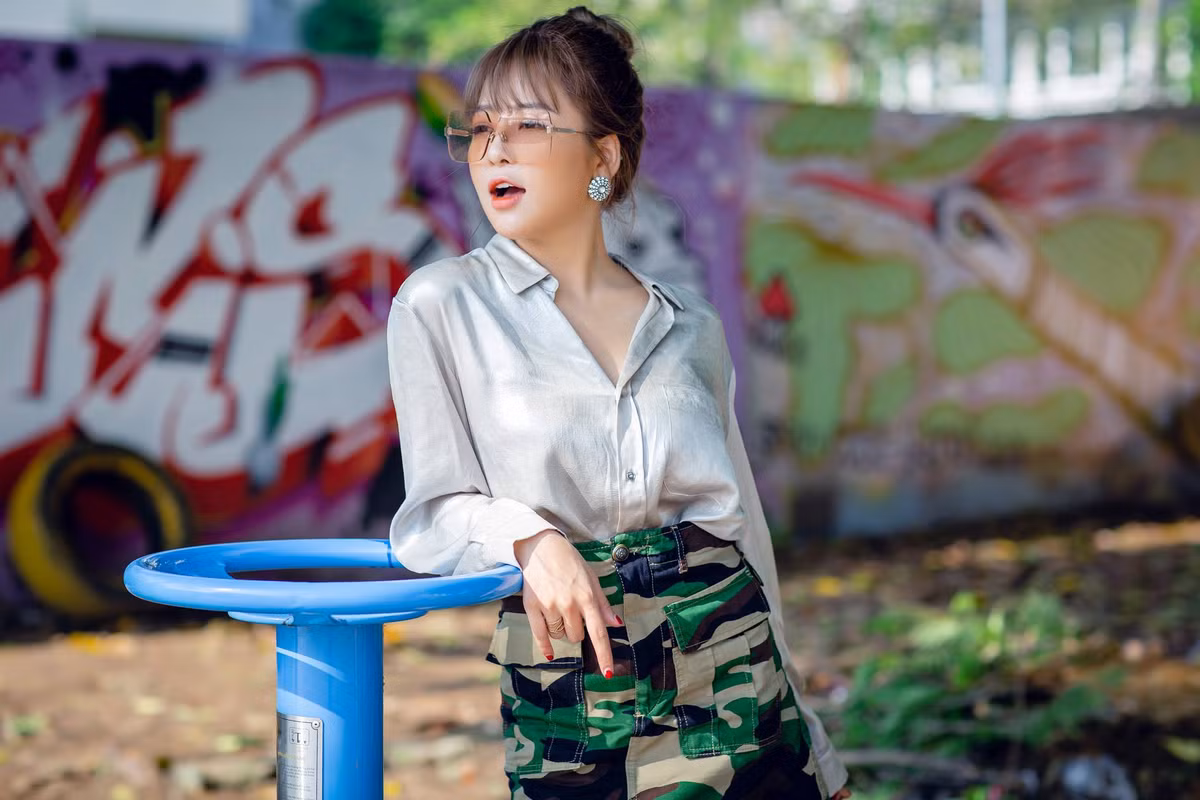 Khác với vẻ đẹp gợi cảm, nóng bỏng thường ngày, Trâm Anh trong bộ ảnh này được khen cá tính và năng động.