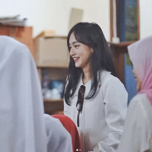 Khám phá trang cá nhân của Indah hiện đang là sinh viên ngành Y nhưng lại có năng khiếu về nghệ thuật nên cô bạn 9X này theo đuổi ca hát, người mẫu.