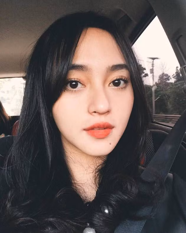 Chính vì thế mà những thông tin và hình ảnh của Indah luôn nhận được sự quan tâm, theo dõi của đông đảo người hâm mộ, đặc biệt là giới trẻ tại Indonesia.