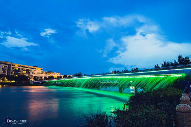 7. Cầu Ánh Sao (Starlight Bridge) tọa lạc tại khu đô thị Phú Mỹ Hưng, quận 7, TP HCM. Cầu có chiều dài 170 m, bắc ngang qua kênh Thầy Tiêu với thiết kế cong hình mặt trăng. Sàn cầu được lắp những chiếc đèn nhỏ như sao trời, hai bên cầu được thiết kế mô phỏng mô hình mặt trời và mặt trăng. Ảnh: Dratwister.