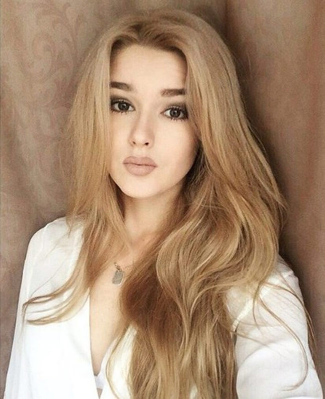 Dù bận rộn với một số cuộc thi sắc đẹp, cũng như các trận đấu, nhưng Alisa Manyonok vẫn quyết tâm theo đuổi việc học ở trường đại học Kazan. Ngành học mà VĐV bóng chuyền theo đuổi là Quan hệ công chúng.