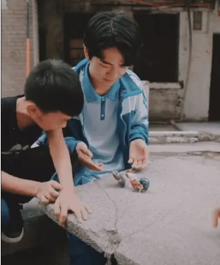 Những chú gà vặn dây cót là thứ đồ chơi tuy nhỏ nhưng lại vô cùng có võ. Đặc biệt dành cho những chàng trai thích đá gà hay cuộc chạy đua nước rút của những chú gà đồ chơi này cũng lấy đi cả buổi của lũ trẻ.