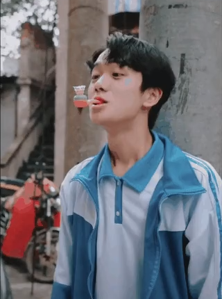 Làm sao mà các bạn 8X, 9X quên được đồ chơi thổi bong bóng "thần kì" này. Nhiều cuộc thi giữa những đứa trẻ trong xóm với nhau đã được tổ chức để xem ai có thể thổi lâu hơn mà không bị rơi.