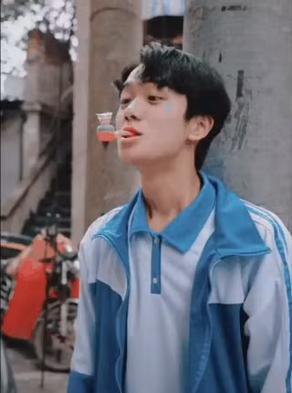 Làm sao mà các bạn 8X, 9X quên được đồ chơi thổi bong bóng "thần kì" này. Nhiều cuộc thi giữa những đứa trẻ trong xóm với nhau đã được tổ chức để xem ai có thể thổi lâu hơn mà không bị rơi.