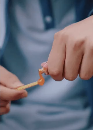 Những que thổi bong bóng dạng keo chắc hẳn không xa lạ gì với nhiều bạn trẻ bên cạnh bong bóng xà phòng. Cuốn một chút keo vào đầu que sau đó dùng hết hơi để thổi qua cái ống là bạn đã có một quả bong bóng cực đẹp với đủ hình dáng.