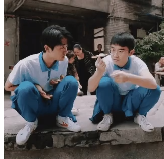 "Chim thăng bằng" là món đồ chơi mà gần như bạn trẻ nào cũng có kí ức trong tuổi thơ của mình. Tuy nhiên, chẳng ai giải thích được sự hấp dẫn của chúng.