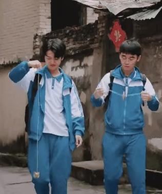 Yoyo – một bộ môn mà bất kì 8X, 9X nào cũng đều thích thú tranh tài. Từ những màn chơi đơn giản, nhiều bạn trẻ còn nghĩ ra đủ cách chơi khiến thứ đồ chơi dạng con quay này trở nên vô cùng sinh động và nghệ thuật.