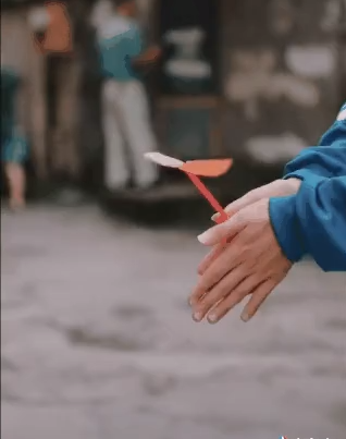 Chong chóng nhựa – món đồ chơi được truyền cảm hứng từ bảo bối chong chóng tre của chú mèo máy Doraemon.