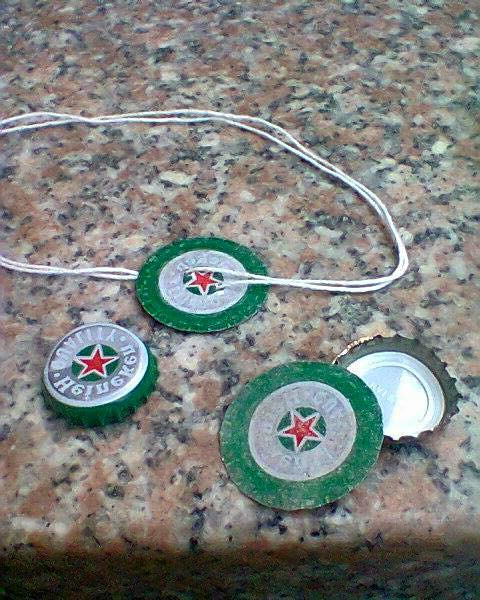 Vài nút chai bia hay nước ngọt, đập dẹt ra và xỏ dây vào giữa sau đó xoắn chúng lại là bạn đã có những trận "thư hùng" nóng bỏng với lũ trẻ trong khu.