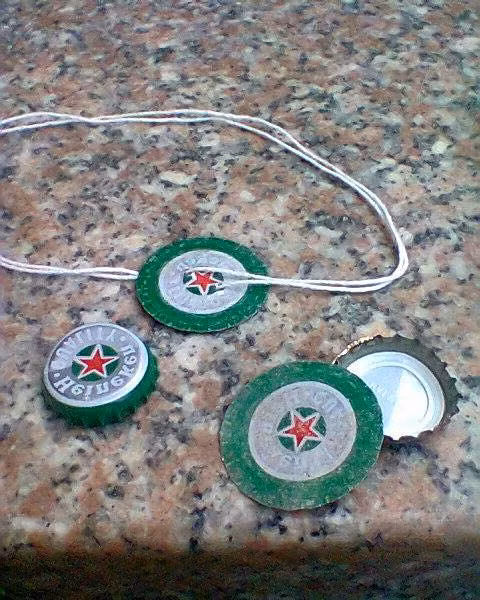 Vài nút chai bia hay nước ngọt, đập dẹt ra và xỏ dây vào giữa sau đó xoắn chúng lại là bạn đã có những trận "thư hùng" nóng bỏng với lũ trẻ trong khu.