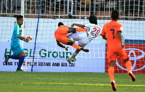 A Day Roi: Van Pho gay xuong suon, HAGL keu troi VFF van “lam ngo“