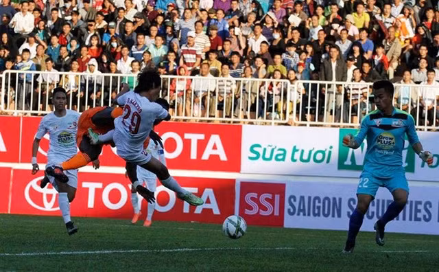 Tình huống phạm lỗi như phim hành động này khiến khán giả trên sân Pleiku lạnh người và liên tưởng ngay đến hình ảnh phi thể thao mà Nigel De Jong (ĐT Hà Lan) với Xabi Alonso (ĐT Tây Ban Nha) tại World Cup 2010. Hành động của Horace James nhận được sự la ó rất lớn từ phía khán giả trên sân cũng như theo dõi trên sóng truyền hình.