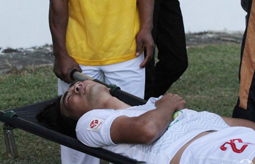 Còn về phía trọng tài Phùng Đình Dũng (người cầm còi trận đấu) đã không rút ra bất cứ tấm thẻ nào với cầu thủ bên phía SHB Đà Nẵng trong tình huống đó. Ngay lập tức, CLB Hoàng Anh Gia Lai đã có công văn kiến nghị với Ban tổ chức V.League về những quyết định gây tranh cãi này.