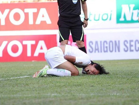  A đây rồi: Văn Pho HAGL sau pha phạm lỗi của Horace James đã gục ngã ngay trên sân và đau đớn quằn quại. Ngay lập tức, các nhân viên y tế đã vào sân và đưa cầu thủ này rời sân bằng cáng.