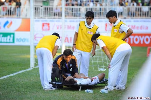 Các nhân viên y tế kiểm tra ngay vết thương của Văn Pho. Khi sơ cứu, phần ngực của cầu thủ bên phía HAGL bầm tím và không cử động được. Ngay lập tức, hậu vệ của CLB HAGL này được chuyển tới bệnh viện Gia Lai để các bác sĩ thăm khám.