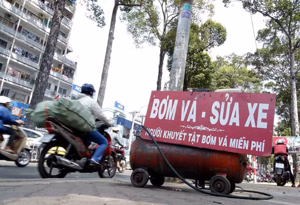 Sài Gòn đất chật người đông, cái gì cũng đắt đỏ, một ngày phải bỏ ra không biết bao nhiêu chi phí, hễ cứ bước ra khỏi nhà là phải tiêu tiền. Nhưng điều đáng ngạc nhiên là nơi đây có rất nhiều thứ miễn phí. Không chỉ là trà đá hay bánh mì mà có hàng loạt những thứ miễn phí khác như cơm miễn phí, tủ thuốc miễn phí, hớt tóc miễn phí, sửa xe miễn phí, bệnh viện chữa bệnh miễn phí, dịch vụ mai táng miễn phí
