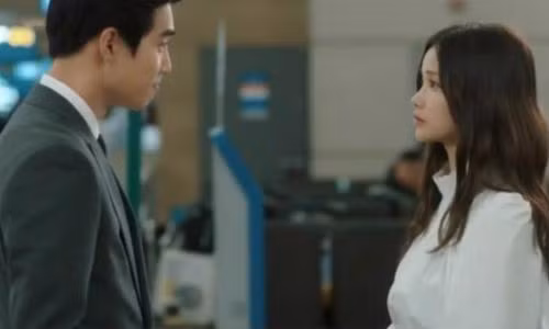 Phu nu co the nhan ra dan ong giau chi sau vai giay