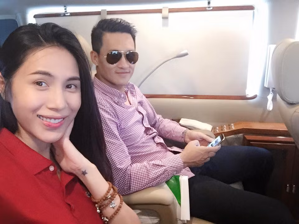 Vo chong Cong Vinh khoe ngoi sieu xe di don con gay sot-Hinh-2