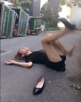 dù đã áp dụng rất tốt "khổ nhục kế" nhưng cô nàng vẫn bị người yêu mình từ chối và cô đã quyết định chui vào thùng xe rác để làm nơi cư trú mới cho mình.