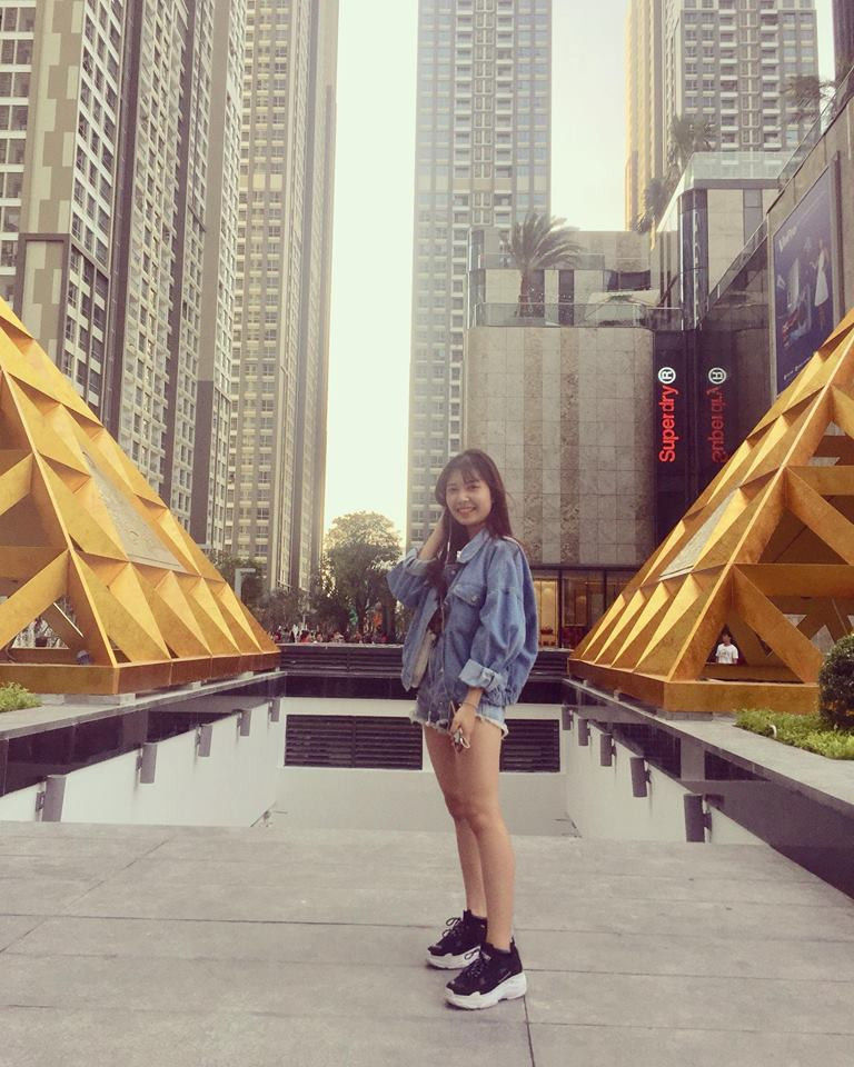 Quảng trường được thiết kế hiện đại dưới chân The Landmark 81 là địa điểm cho bạn tha hồ "pose dáng". Được lấy ý tưởng từ những quảng trường hiện đại ở châu Âu, đây là điểm nhấn cho sự thành công và phát triển cho một Sài Gòn sôi động.