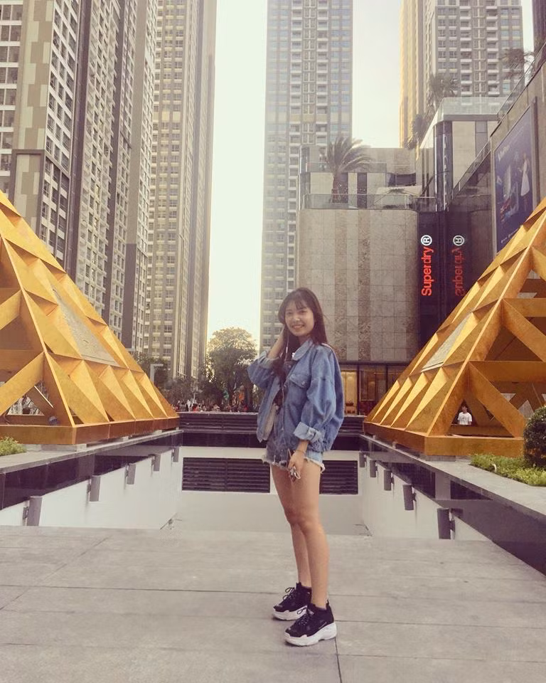 Quảng trường được thiết kế hiện đại dưới chân The Landmark 81 là địa điểm cho bạn tha hồ "pose dáng". Được lấy ý tưởng từ những quảng trường hiện đại ở châu Âu, đây là điểm nhấn cho sự thành công và phát triển cho một Sài Gòn sôi động.