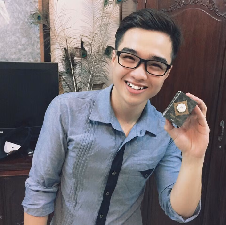 Tun Phạm tên thật là Phạm Đức Huy (20 tuổi, Hà Nội), hiện tại anh chàng đang là sinh viên năm 2 trường Học viện Báo chí và Tuyên truyền. Anh chàng này làm quen với nghề “làm dâu trăm họ” cách đây chưa lâu.