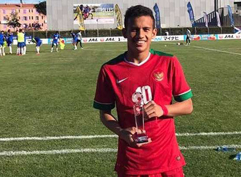 Egy Laulana đang chơi bóng ở Ba Lan cho CLB Lechia Gdańsk và chính cầu thủ này là cơn ác mộng của U16 Việt Nam.