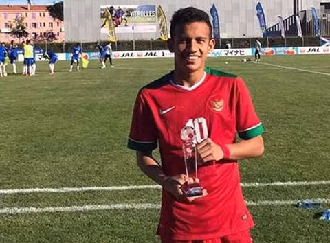 Egy Laulana đang chơi bóng ở Ba Lan cho CLB Lechia Gdańsk và chính cầu thủ này là cơn ác mộng của U16 Việt Nam.