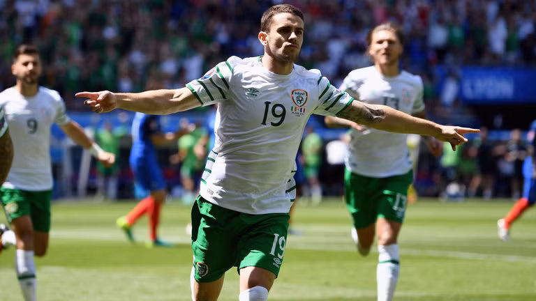 VCK Euro 2016 cũng chứng kiến một kỷ lục về bàn thắng nhanh nhất lịch sử đó là bàn thắng của Robbie Brady (Ireland) vào lưới ĐT Pháp. Cầu thủ này chỉ cần tới 2 phút để khai thông thế bế tắc của trận đấu. Thế nhưng chừng đó là chưa đủ để Ireland nghĩ đến quyền đi tiếp trước chủ nhà Pháp.