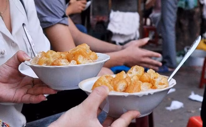 Giới trẻ Hà Nội, vào những ngày đông, họ thường chọn cho mình những bát phở, bát cháo sườn ở những quán vỉa hè giản dị, ăn đến đâu ấm người đến đó, thêm chút nồng nồng của mùi hành và chút cay xè của tương ớt hay ớt tươi. Hơi ấm từ những món ăn được ví như "chất gây nghiện", đặc biệt khiến những bạn trẻ, thanh niên nơi xa nhớ Hà Nội da diết mỗi dịp đông về.