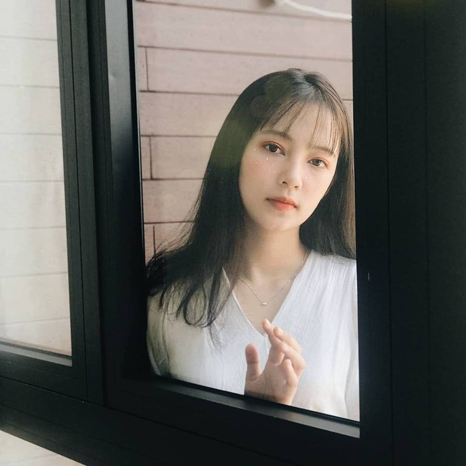 Khi không diện áo dài, Linh cũng xinh đẹp ngất ngây khi diện những bộ quần áo bình thường.